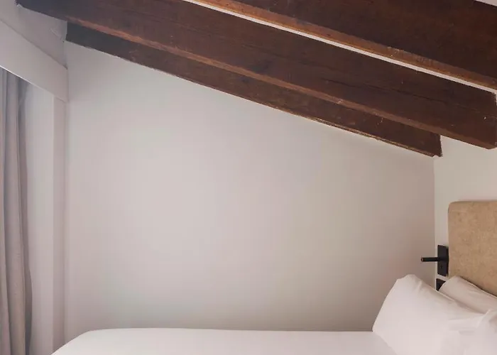 Отель Mate Oliveira - Centre,